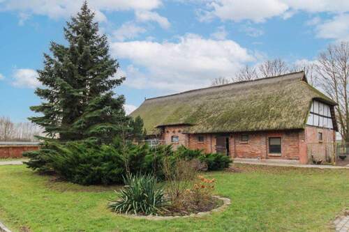 Scheune und Garage - 8 Zimmer Einfamilienhaus zum Kaufen in Süderholz