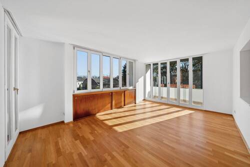 Sonnenverwöhntes Esszimmer in Dachgeschoss. Dank Dämmung auch im Hochsommer angenehm kühl. - 