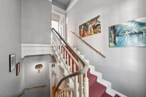 Treppenaufgang als separater Zugang zum Obergeschoss nutzbar. - 