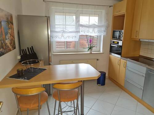 Küche mit Einbauküche im Erdgeschoss - 