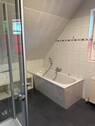 Bad mit Badewanne, Dusche und Fenster im Dachgesch - 