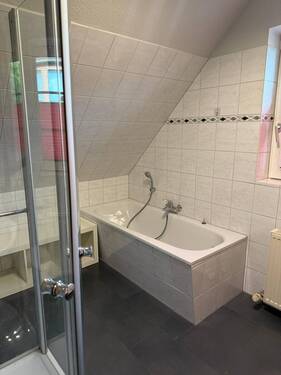 Bad mit Badewanne, Dusche und Fenster im Dachgesch - 