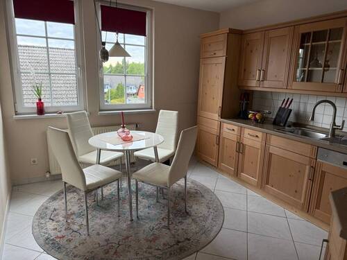 Küche mit Einbauküche im Dachgeschoss - 