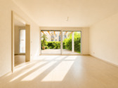 Wohnzimmer Blick zum Garten - Moderne Erdgeschosswohnung mit Südterrasse & Gartenanteil in gefragter Wohnlage, Echterdingen