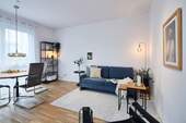 Wohnzimmer Musterwohnung - RESERVIERT! EINFACH NUR WOHLFÜHLEN! Helle 4-Zi-Eck-Whg. mit gr. Balkon, Tageslichtbad & Gäste-WC!