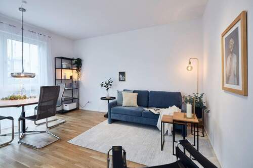 Wohnzimmer Musterwohnung - RESERVIERT! EINFACH NUR WOHLFÜHLEN! Helle 4-Zi-Eck-Whg. mit gr. Balkon, Tageslichtbad & Gäste-WC!