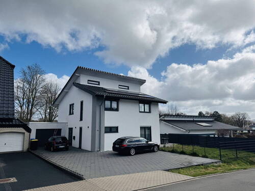 Straßenansicht - Modernes Einfamilienhaus mit energieeffizienter Technik