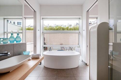 Bad mit freistehender Wanne - 