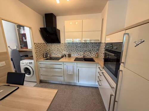 offene moderne Küche mit Abstellkammer - 2 Zimmer Etagenwohnung in München