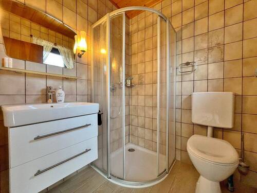 Gäste-WC mit Dusche - 