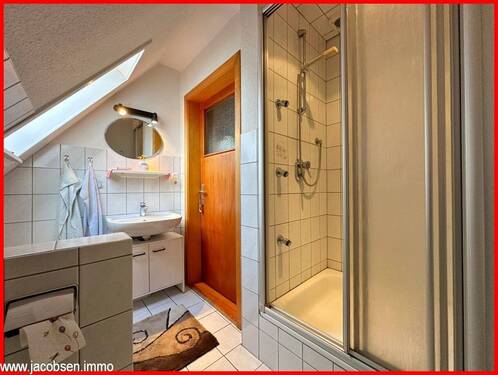 Badezimmer im Dachgeschoss - 