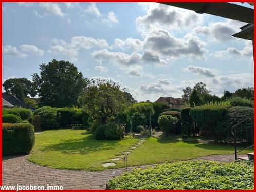 Sommerimpression - Blick von der Terrasse in den Garten - 