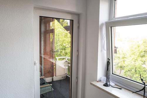 Wohnzimmer, Blick auf Balkon - 