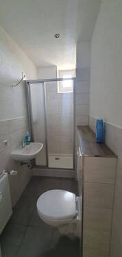 Bad mit Dusche und Fenster - 