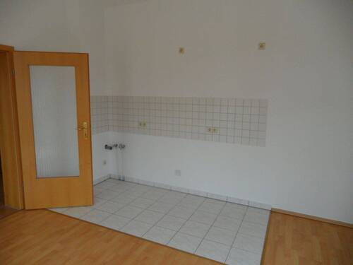 Wohnzimmer Kochbereich, Tür mit Glaseinsatz - Etagenwohnung mit 42,10 m&sup2; in Zwickau zum Kaufen