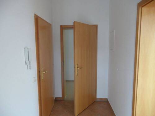Flur mit Wohnungseingangstür - 