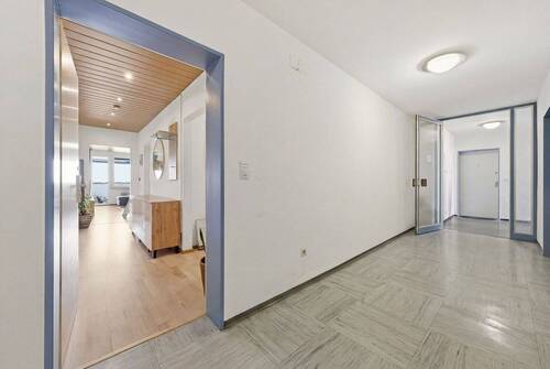 Flur mit Wohnungseingang - 