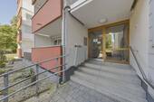 Hauseingang mit Treppenlift - 