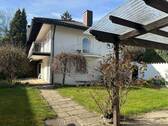 Hausansicht - Den eigenen Geschmack verwirklichen! Renovierungsbedürftiges Ensemblehaus mit viel Platz und schönem Grundstück