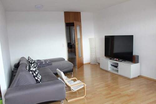 Wohnzimmer - Boden wird erneuert - Sonnige Fernsicht - hochwertig renovierte 3,5-Zimmer-Wohnung mit Einbauküche und Süd-Balkon