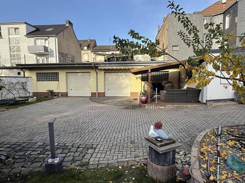 Rückansicht Innenhof 2 mit Hallengaragen - Mehrfamilienhaus, Wohnhaus in Duisburg