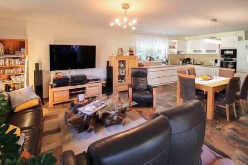 Wohnzimmer mit offener Küche - 