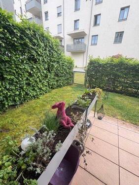 10,5 m² Terrasse+ Garten davor - 