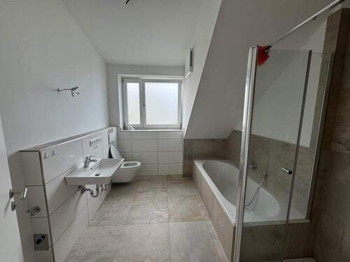 Badezimmer - Etagenwohnung mit 87,00 m² in Erlangen zum Kaufen