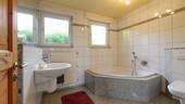 Badezimmer mit Wanne im Erdgeschoß - 