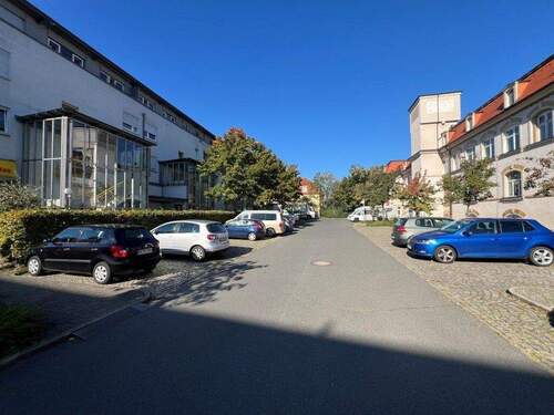 Hof mit Parkplätzen - 