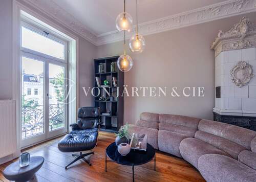 Wohnzimmer mit Kamin - 4 Zimmer Etagenwohnung zum Kaufen in Hamburg