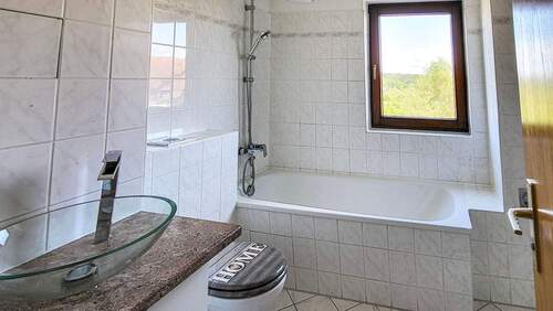 Tageslichtbad mit Badewanne - 