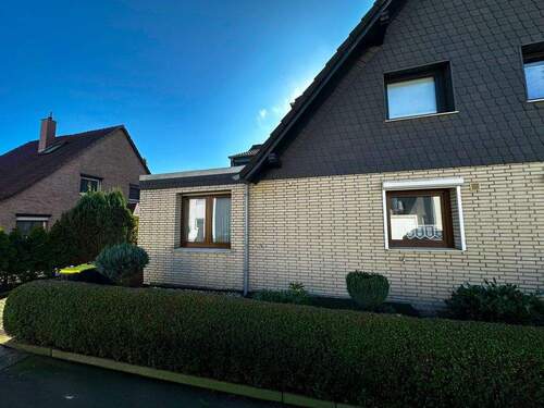 Frontansicht - Doppelhaushälfte mit großem Garten und Garage in Essen-Karnap!