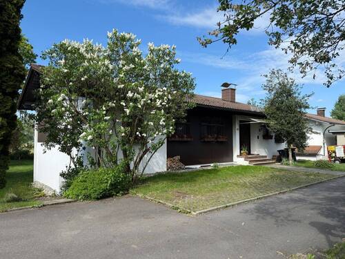 Hausansicht mit Stellplatz - 