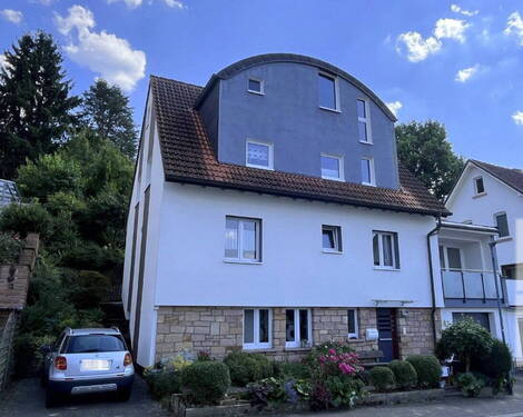 Hausansicht - Stellplatz und Garage - 