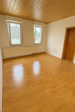 Wohnzimmer - Etagenwohnung mit 70,00 m² in Nierstein zur Miete