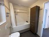 Das deckenhoch geflieste Bad - 