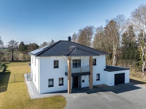 Bild 1 - KFW40plus - Neuwertiges EFH mit freien Blick, Garage, Loggia und offenen Räumlichkeiten