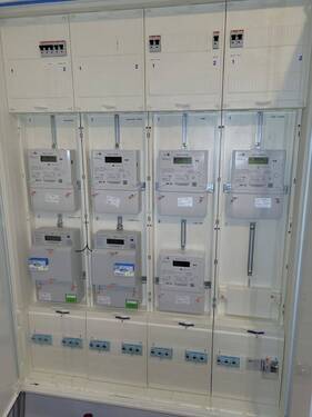 ... neue Stromzähler erneuerte Elektrik im Zählerschrank ... - 