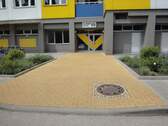 Eingang mit Grünanlage - 