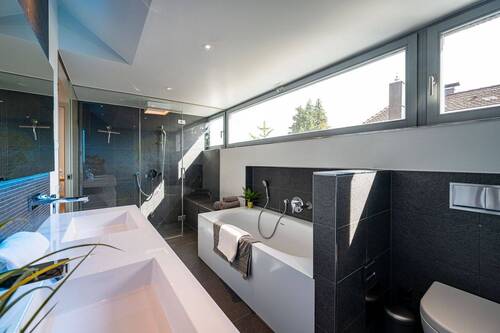 und integrierter Dampfsauna - 