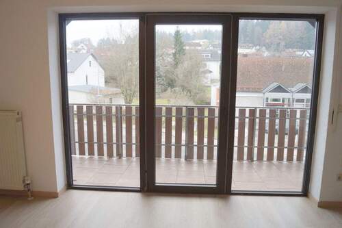 ... Wohnzimmerbereich mit Zugang zum Balkon - 