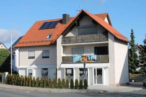 Vorderansicht - GERÄUMIGE XXL-WOHNUNG MIT EINBAUKÜCHE