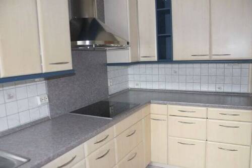 ... mit Einbaumöbel und Elektrogeräten - 