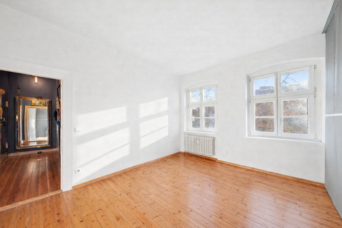 lichtdurchflutetes Zimmer (mit KI leergeräumt und virtuell geweißten Wänden) - 4 Zimmer Etagenwohnung in Berlin