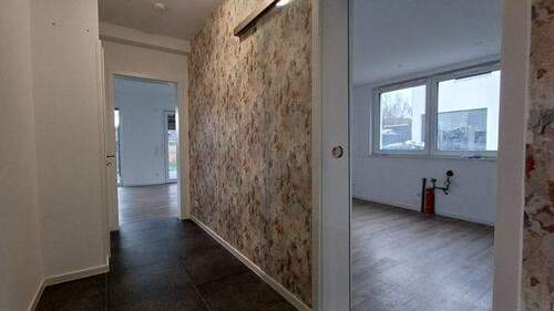 Diele zur Küche und Wohnzimmer - 4 Zimmer Doppelhaushälfte zum Kaufen in Burg