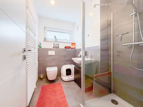 Gäste-WC mit Dusche - 