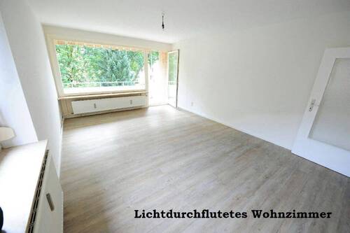 Helles geräumiges Wohnzimmer - 