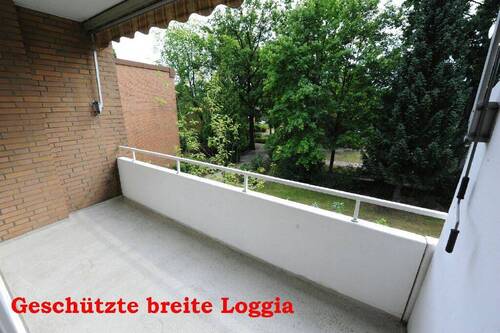 Großzügige Loggia mit Blick ins Grüne - 