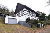 Hausfront mit Garage - 5 Zimmer Einfamilienhaus zum Kaufen in Frankenberg (Eder)